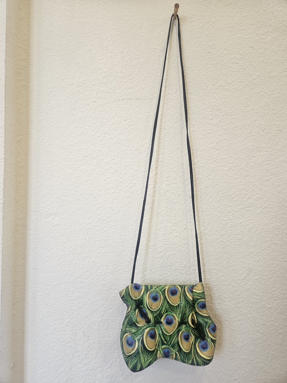 Sharif 1827 Hand-painted Peacock Feather Crossbody - Picture 2 of 13